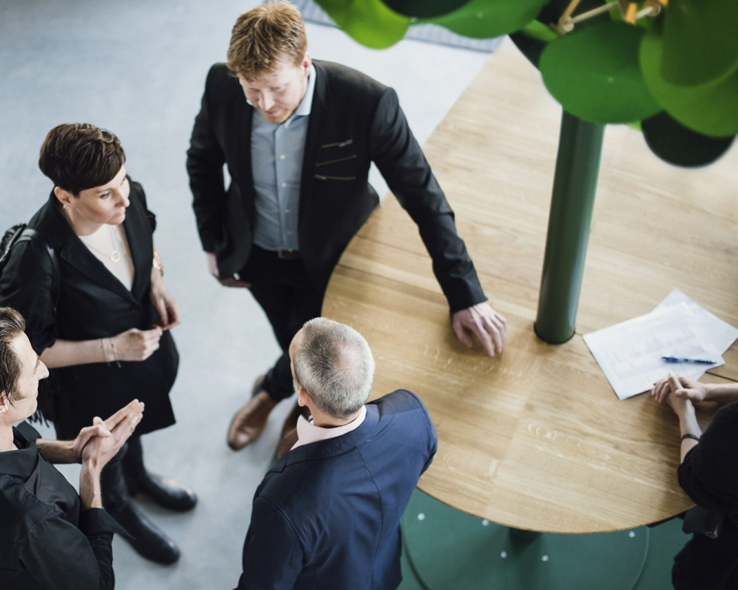 Meeting point in public area at seamless table