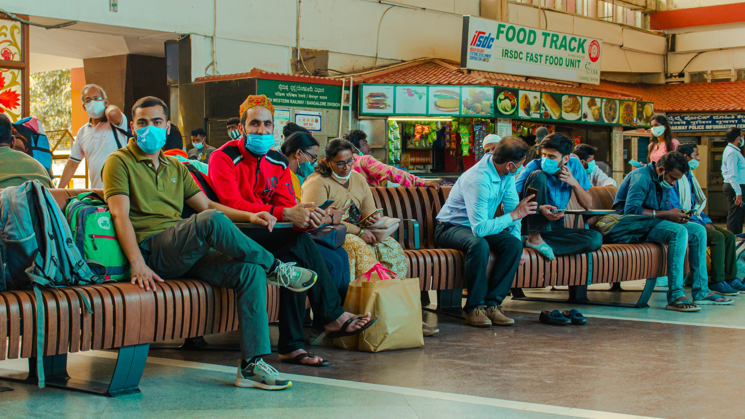 Sitzgelegenheiten im Bahnhof von Bengaluru